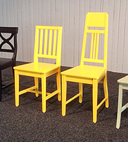 Keltaiseksi maalatut tuolit
