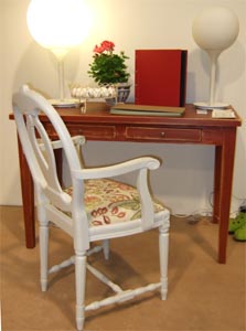Kirjoituspöytä ja käsinojallinen tuoli