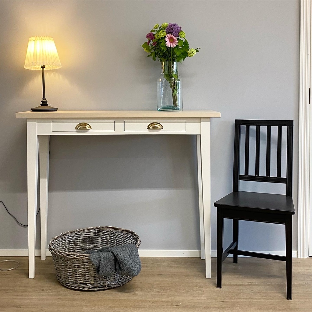 Korkea kirjoituspöytä