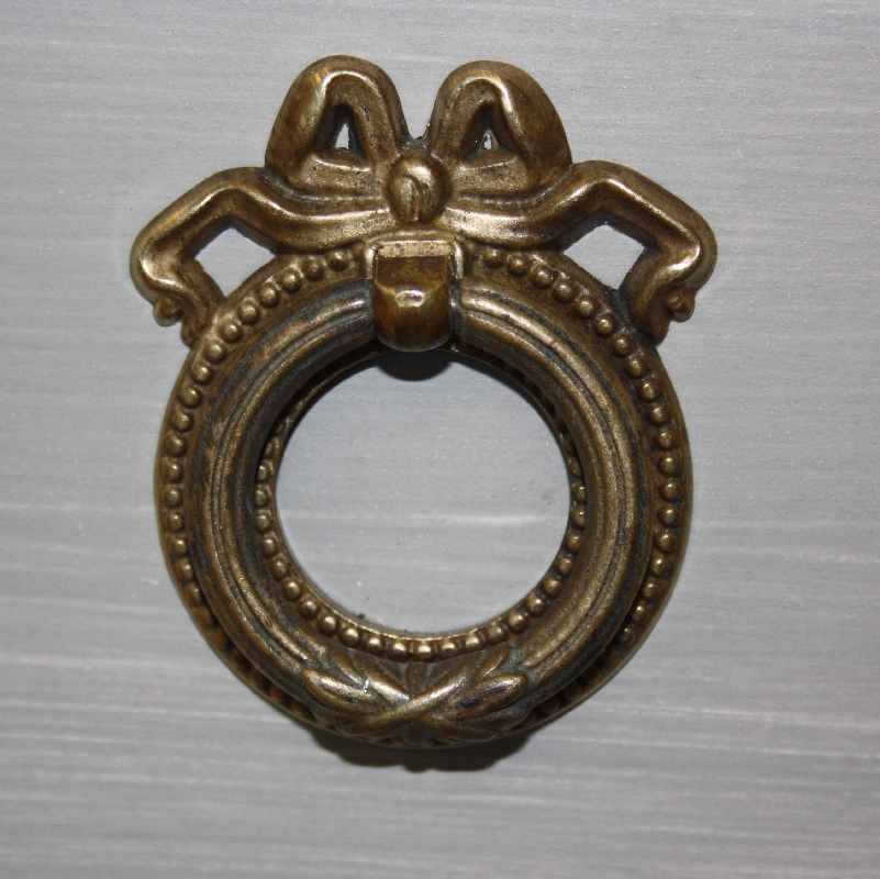 Kustavilainen vedin rusettitaustalevyllä