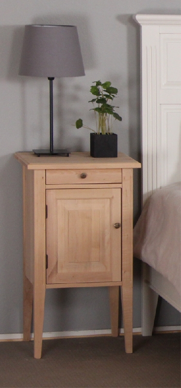 Kustavilainen yöpöytä, pitkäjalka