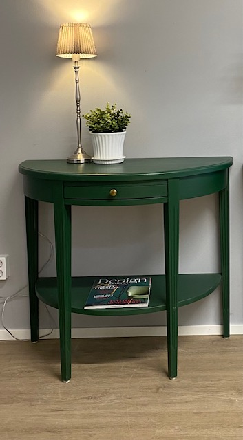 Puolipyöreä pöytä välitasolla (85 cm)