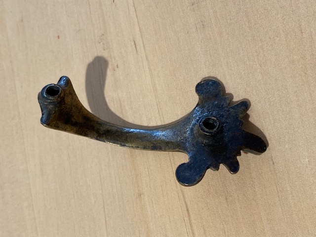 Pieni rokokoo-lankavedin, asymmetrinen