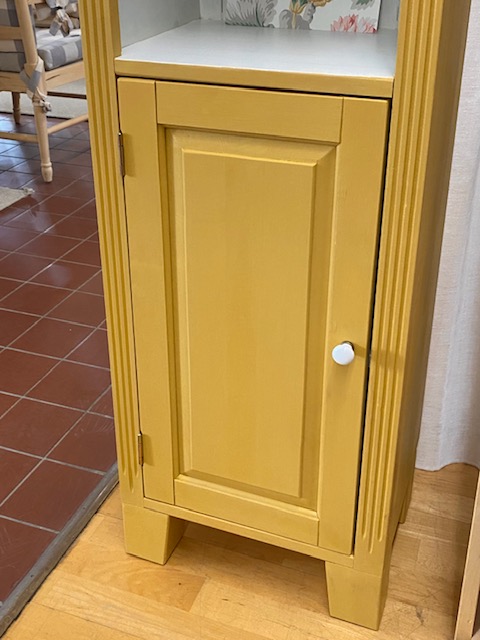 Kapea hyllykkö kartanonkeltainen