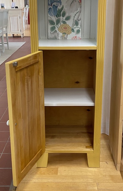 Kapea hyllykkö kartanonkeltainen