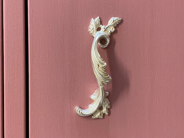 Rokokoo-vedin, väri: valkokulta, 102 x 50 mm
