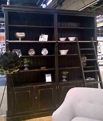 Amiraali-tikaskirjahylly Sysimusta