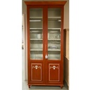 Englanninpunainen vitriinikaappi