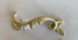 Rokokoo-vedin, väri: valkokulta, 102 x 50 mm