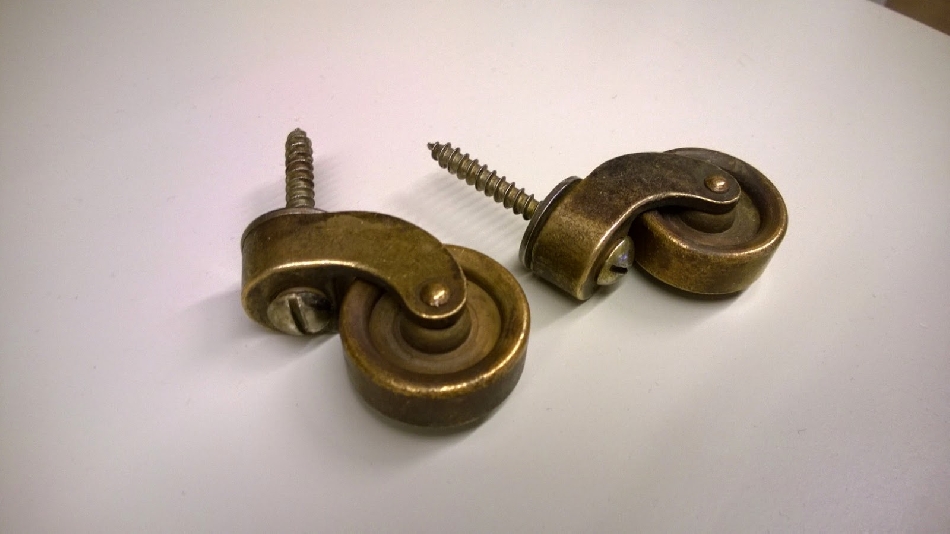 Messinkinen kalustepyörä