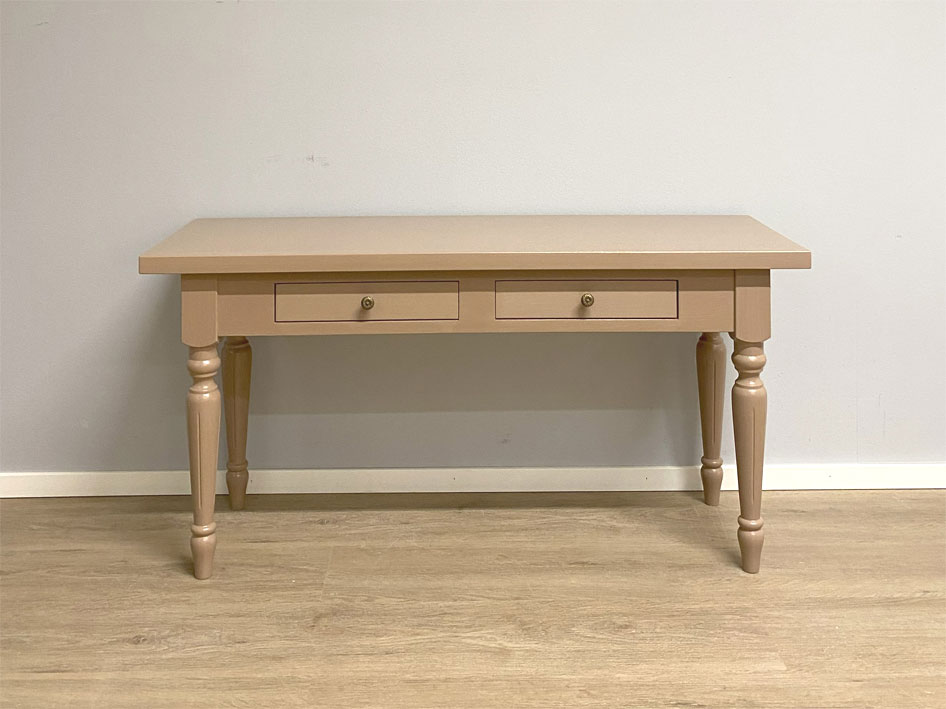 Matala sivupöytä sorvatulla jalalla