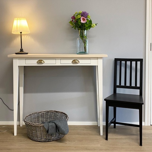 Korkea kirjoituspöytä