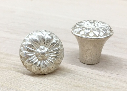 [1810] Pieni kukkanuppi, väri: valkokulta, 20 mm