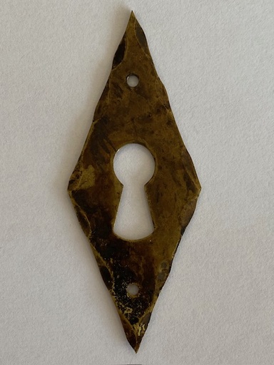 [2974] Salmiakkiavainkilpi, pysty antiikkimessinki