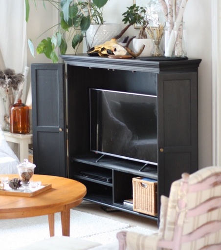 Musta TV-kaappi